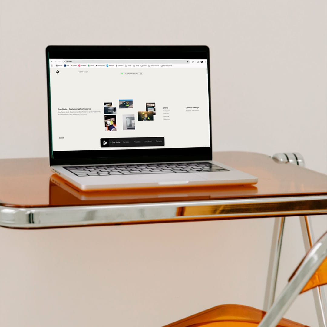 Web de Gora Studio en un portátil sobre el escritorio