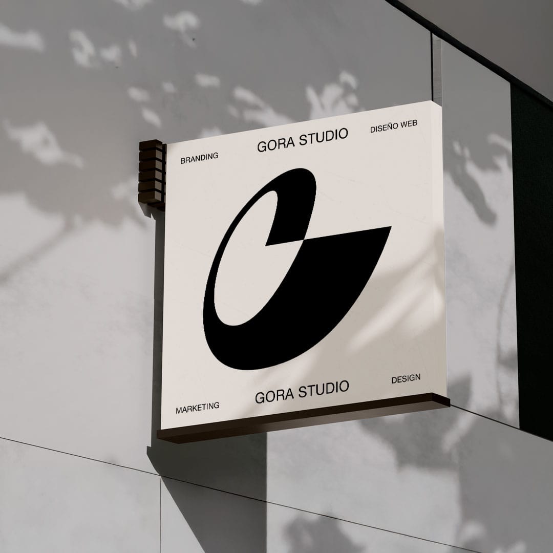 Rótulo con el símbolo de Gora Studio: branding, diseño web, marketing y design