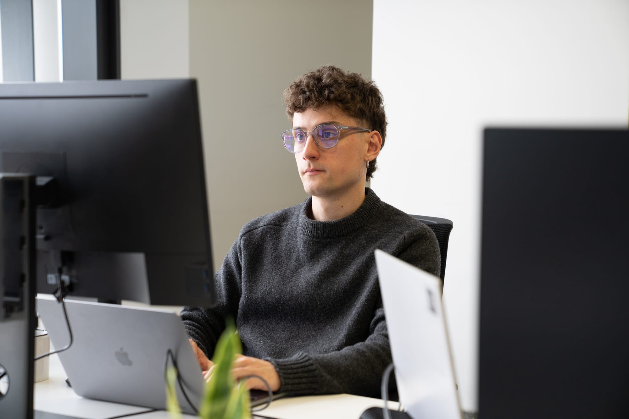Pablo Goñi trabajando en un proyecto de diseño web en el estudio